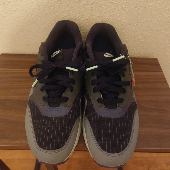 Mens Nike Air Max 1 Future Swoosh Pack size 11 gently used. In Good condition - Picture 5 of 9